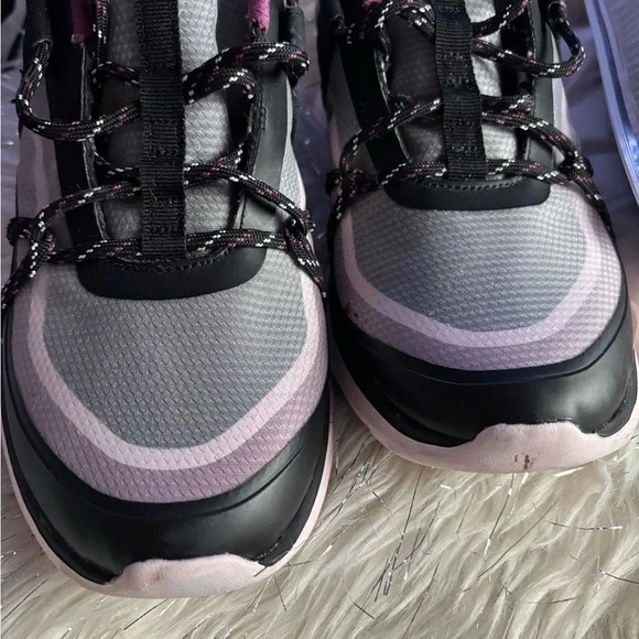 VIONIC Black and Pink Low-Top Sneakers with Rubber Sole - Picture 6 of 13